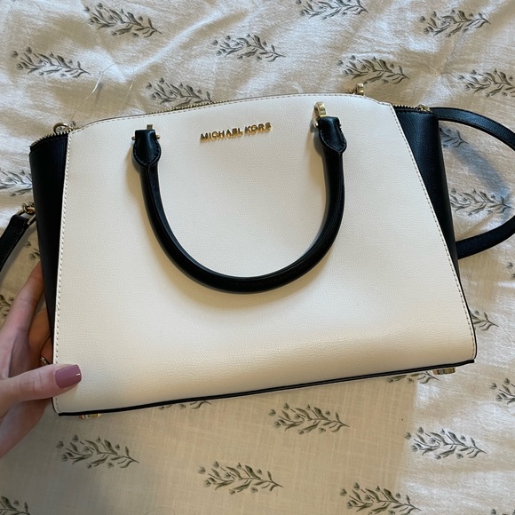 Micheal Kors purse - Picture 3 of 5